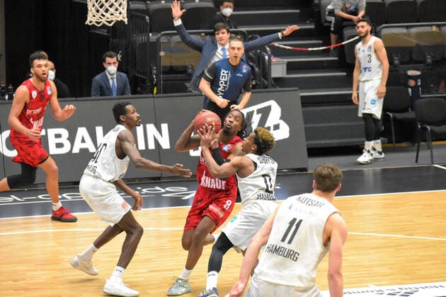 Basketball I Herren I Saison 2020 2021 I easyCredit Bundesliga I 30. Spieltag I Hamburg Towers - s.Oliver Würzburg I 23.04.2021 Zac Cuthbertson ( 40, Towers), Robert Lowery ( 8, Würzburg), TJ Shorts ( 0, Towers) Hamburg edel-optics.de Arena, Kurt-Emmerich-Platz, Wilhelmsburger Inselpark Hamburg Deutschland Copyright: xLobeca RobertoxSeidelx