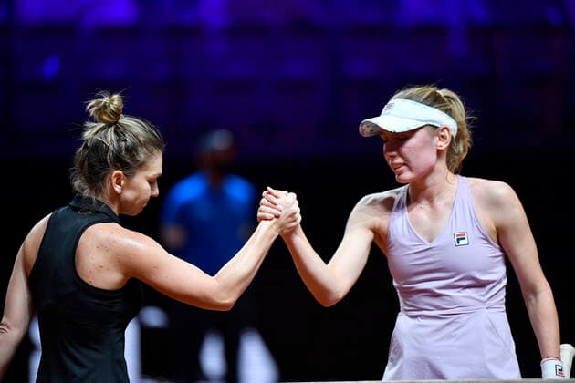 Ekaterina Alexandrova (RUS) gruatuliert Simona Halep (ROU) zum Matchgewinn Gestik, Geste Viertelfinale Tennis Damen Porsche-Cup Porsche Tennis Grand Prix GP Stuttgart 2021 Porsche-Arena 23.04.2021 Porsche Tennis Grand Prix Stuttgart 2021