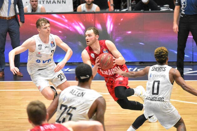 Basketball I Herren I Saison 2020 2021 I easyCredit Bundesliga I 30. Spieltag I Hamburg Towers - s.Oliver Würzburg I 23.04.2021 Justus Hollatz ( 21, Towers), Felix Hoffmann ( 34, Würzburg) Hamburg edel-optics.de Arena, Kurt-Emmerich-Platz, Wilhelmsburger Inselpark Hamburg Deutschland Copyright: xLobeca RobertoxSeidelx