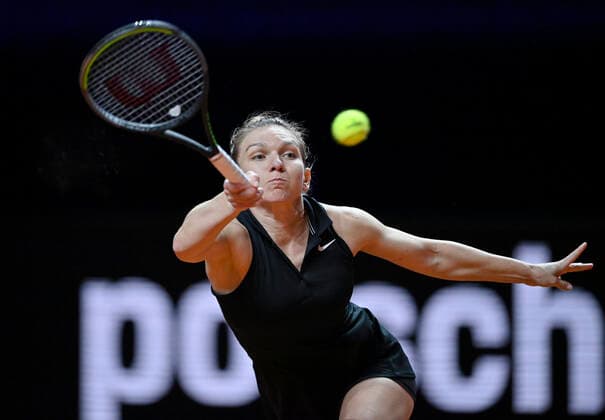 Simona Halep (ROU) Aktion Viertelfinale Tennis Damen Porsche-Cup Porsche Tennis Grand Prix GP Stuttgart 2021 Porsche-Arena 23.04.2021 Porsche Tennis Grand Prix Stuttgart 2021