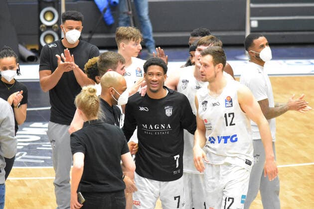 Basketball I Herren I Saison 2020 2021 I easyCredit Bundesliga I 30. Spieltag I Hamburg Towers - s.Oliver Würzburg I 23.04.2021 Trotz Verletzung im ersten Viertel: Kameron Taylor ( 7, Towers) freut sich mit seinen Mitspielern nach dem Abpfiff über den Sieg Hamburg edel-optics.de Arena, Kurt-Emmerich-Platz, Wilhelmsburger Inselpark Hamburg Deutschland Copyright: xLobeca RobertoxSeidelx