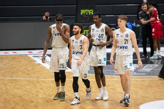 Basketball I Herren I Saison 2020 2021 I easyCredit Bundesliga I 30. Spieltag I Hamburg Towers - s.Oliver Würzburg I 23.04.2021 Nach dem Spiel erschöpft und glücklich: Terry Allen ( 25, Towers), Max DiLeo ( 3, Towers), Zac Cuthbertson ( 40, Towers), Justus Hollatz ( 21, Towers) Hamburg edel-optics.de Arena, Kurt-Emmerich-Platz, Wilhelmsburger Inselpark Hamburg Deutschland Copyright: xLobeca RobertoxSeidelx