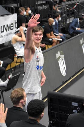 Basketball I Herren I Saison 2020 2021 I easyCredit Bundesliga I 30. Spieltag I Hamburg Towers - s.Oliver Würzburg I 23.04.2021 Maik Kotsar ( 11, Towers) winkt den Unterstützern auf der Tribüne nach der Auswechslung kurz vor Ende Hamburg edel-optics.de Arena, Kurt-Emmerich-Platz, Wilhelmsburger Inselpark Hamburg Deutschland Copyright: xLobeca RobertoxSeidelx