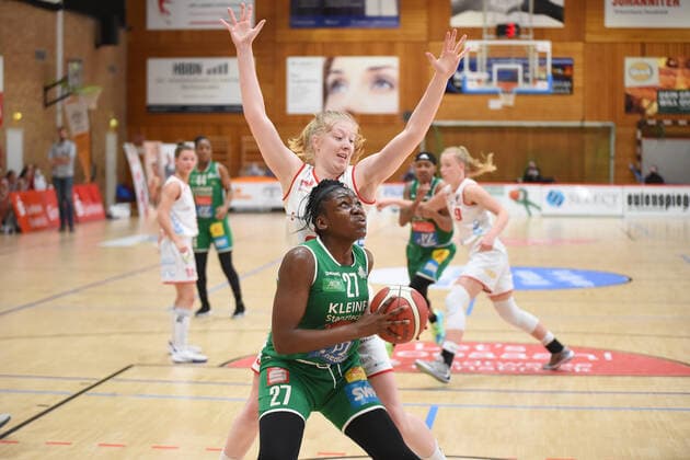 Play-offs - DBBL - 20 21 - GiroLive Panthers Osnabrück - Rutronik Stars Keltern am 23.04.2021 in der OSC Halle in Osnabrück Harriet Belobi-Nawezhi (Keltern) im Zweikampf mit Frieda Bühner Buehner (Osnabrück)