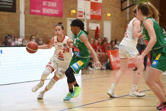 Play-offs - DBBL - 20 21 - GiroLive Panthers Osnabrück - Rutronik Stars Keltern am 23.04.2021 in der OSC Halle in Osnabrück Kata Takacs (Osnabrück) im Zweikampf mit Jasmine Monique Thomas (Keltern)