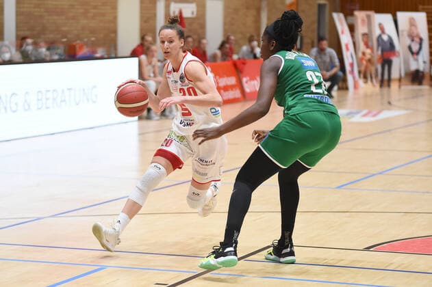 Play-offs - DBBL - 20 21 - GiroLive Panthers Osnabrück - Rutronik Stars Keltern am 23.04.2021 in der OSC Halle in Osnabrück Kata Takacs (Osnabrück) im Zweikampf mit Harriet Belobi-Nawezhi (Keltern)