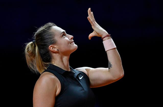 Aryna Sabalenka (BLR) Aktion Gestik, Geste mit der Hand enttäuscht unzufrieden Viertelfinale Tennis Damen Porsche-Cup Porsche Tennis Grand Prix GP Stuttgart 2021 Porsche-Arena 23.04.2021 Porsche Tennis Grand Prix Stuttgart 2021