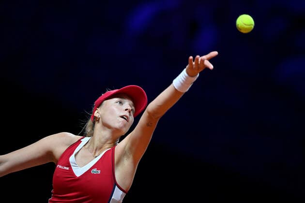Anett Kontraveit (EST) Aktion Aufschlag Viertelfinale Tennis Damen Porsche-Cup Porsche Tennis Grand Prix GP Stuttgart 2021 Porsche-Arena 23.04.2021 Porsche Tennis Grand Prix Stuttgart 2021