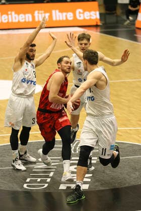 am Ball Felix Hoffmann gegen Maik KOTSAR ( Towers ) und links Max DiLeo Basketball Herren Bundesliga am Fr. 23.04.2021 Hamburg Towers - s. Oliver Würzburg