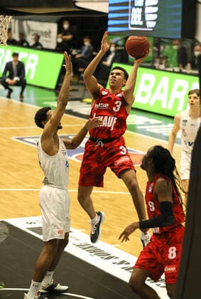 Korbwurf von Tyson WARD gegen Kameron TAYLOR ( Towers ) Basketball Herren Bundesliga am Fr. 23.04.2021 Hamburg Towers - s. Oliver Würzburg