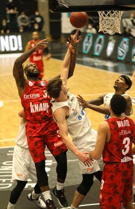 Maik KOTSAR ( Towers ) gegen Murphy Holloway , links Basketball Herren Bundesliga am Fr. 23.04.2021 Hamburg Towers - s. Oliver Würzburg