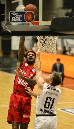 Perry Jones wirft gegen Patrick Spencer ( Towers ) Basketball Herren Bundesliga am Fr. 23.04.2021 Hamburg Towers - s. Oliver Würzburg