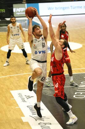 Patrick Spencer ( Towers ) gegen Felix Hoffmann Basketball Herren Bundesliga am Fr. 23.04.2021 Hamburg Towers - s. Oliver Würzburg