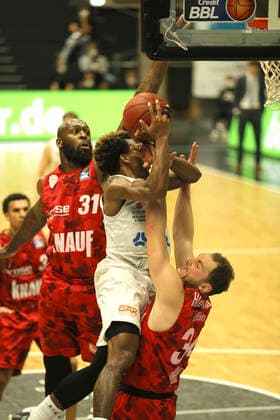 TJ Shorts ( Towers ) wirft gegen Felix Hoffmann Basketball Herren Bundesliga am Fr. 23.04.2021 Hamburg Towers - s. Oliver Würzburg