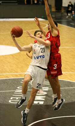 Justus Hollatz ( Towers ) wirft gegen Tyson WARD Basketball Herren Bundesliga am Fr. 23.04.2021 Hamburg Towers - s. Oliver Würzburg