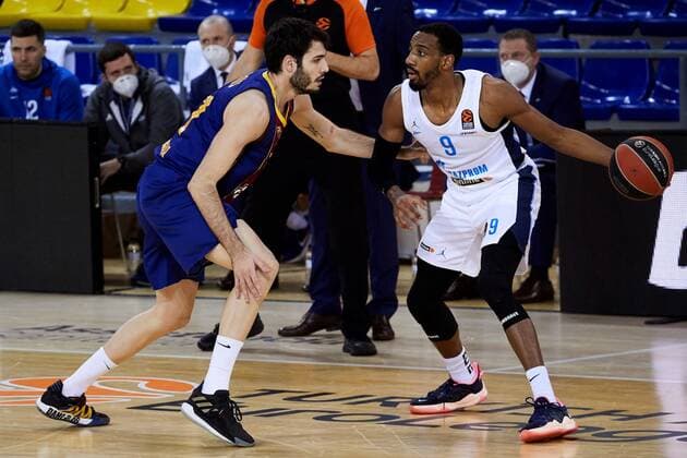 FC Barcelona, Barca s Alex Abrines (L) in action against Zenit Saint Petersburg s Austin Hollins during a Euroleague basketball match between FC Barcelona and Zenit Saint Petersburg at Palau Blaugrana in Barcelona, Spain, 23 April 2021. FC Barcelona vs Zenit Saint Petersburg !ACHTUNG: NUR REDAKTIONELLE NUTZUNG!  Copyright: xAlejandroxGarciax GRAF1121 20210423-637548140480944026