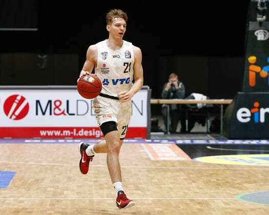 19.04.2021, xtgx, Basketball, easyCredit BBL, Niners Chemnitz - Hamburg Towers emspor, v.l. Justus Hollatz (Hamburg, 21) Freisteller, Einzelbild, Ganzkoerper Weissenfels
