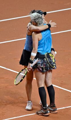 Desirae Krawczyj (USA (links) und Bethanie Mattek-Sands (USA) (rechts)gewinnen ihr Halbfinale gegen Nadiia Kichenok (UKR) und Raluca Olaru (ROU) Umarmung Doppel Halbfinale Tennis Damen Porsche-Cup Porsche Tennis Grand Prix GP Stuttgart 2021 Porsche-Arena 24.04.2021 Porsche Tennis Grand Prix Stuttgart 2021