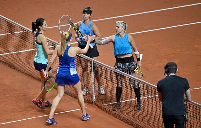 Desirae Krawczyj (USA und Bethanie Mattek-Sands (USA) (rechts) gewinnen ihr Halbfinale gegen Nadiia Kichenok (UKR) und Raluca Olaru (ROU)(links) - Gratulation am Netz Gestik, Geste Doppel Halbfinale Tennis Damen Porsche-Cup Porsche Tennis Grand Prix GP Stuttgart 2021 Porsche-Arena 24.04.2021 Porsche Tennis Grand Prix Stuttgart 2021