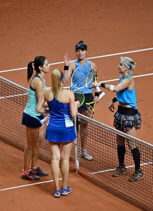 Desirae Krawczyj (USA und Bethanie Mattek-Sands (USA) (rechts) gewinnen ihr Halbfinale gegen Nadiia Kichenok (UKR) und Raluca Olaru (ROU)(links) - Gratulation am Netz Gestik, Geste Doppel Halbfinale Tennis Damen Porsche-Cup Porsche Tennis Grand Prix GP Stuttgart 2021 Porsche-Arena 24.04.2021 Porsche Tennis Grand Prix Stuttgart 2021