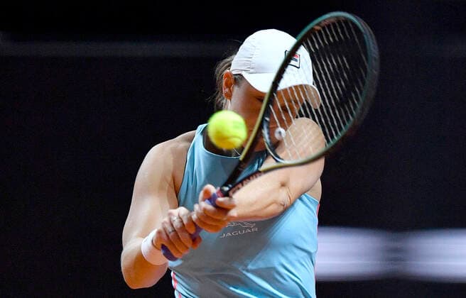 Ashleigh Barty (AUS) Aktion Halbfinale Tennis Damen Porsche-Cup Porsche Tennis Grand Prix GP Stuttgart 2021 Porsche-Arena 24.04.2021 Porsche Tennis Grand Prix Stuttgart 2021