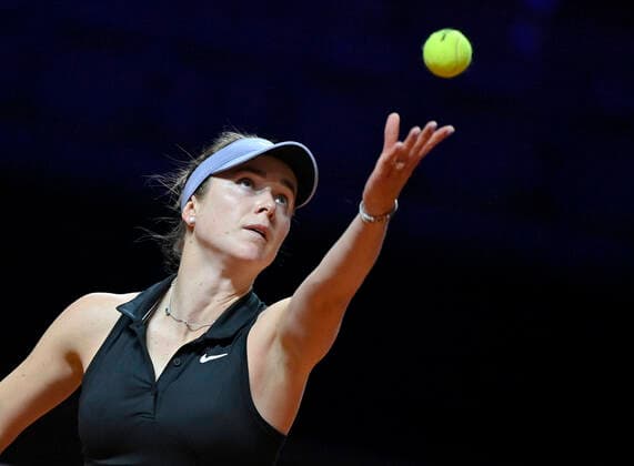 Elina Svitolina Jelina Switolina (UKR) Aktion Aufschlag Halbfinale Tennis Damen Porsche-Cup Porsche Tennis Grand Prix GP Stuttgart 2021 Porsche-Arena 24.04.2021 Porsche Tennis Grand Prix Stuttgart 2021