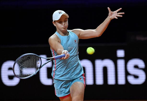 Ashleigh Barty (AUS) Aktion Halbfinale Tennis Damen Porsche-Cup Porsche Tennis Grand Prix GP Stuttgart 2021 Porsche-Arena 24.04.2021 Porsche Tennis Grand Prix Stuttgart 2021