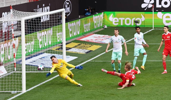 Fussball, Herren, Saison 2020 21, 1. Bundesliga (31. Spieltag), 1. FC Union Berlin - SV Werder Bremen, Joel Pohjanpalo (1. FC Union Berlin) erzielt das Tor zum 1:0 gegen Torhüter Jiri Pavlenka (SV Werder Bremen), 24.04. 2021, *** Football, Men, Season 2020 21, 1 Bundesliga 31 Matchday , 1 FC Union Berlin SV Werder Bremen, Joel Pohjanpalo 1 FC Union Berlin scores the goal to 1 0 against goalkeeper Jiri Pavlenka SV Werder Bremen , 24 04 2021, Copyright: xMatthiasxKochx