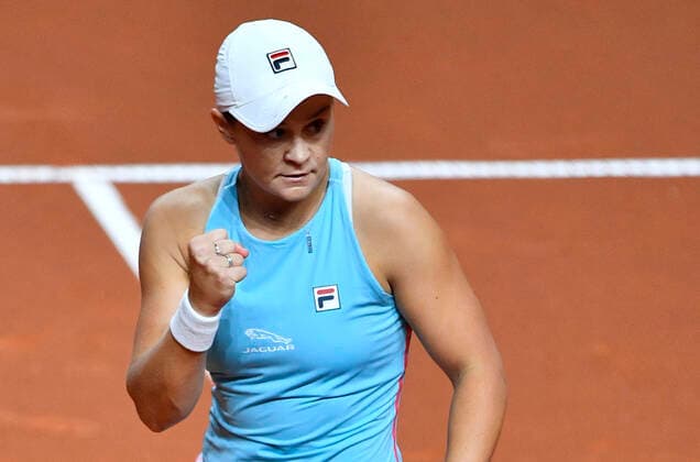 Ashleigh Barty (AUS) gewinnt an ihrem 25. Geburtstag das Halbfinale Jubel Gestik, Geste Halbfinale Tennis Damen Porsche-Cup Porsche Tennis Grand Prix GP Stuttgart 2021 Porsche-Arena 24.04.2021 Porsche Tennis Grand Prix Stuttgart 2021