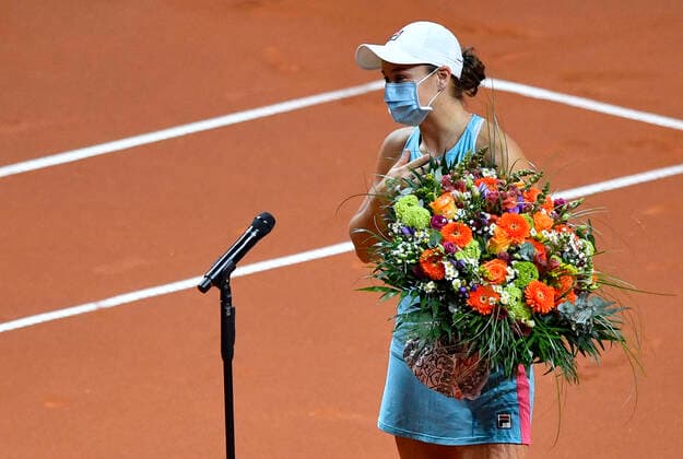 Ashleigh Barty (AUS) gewinnt an ihrem 25. Geburtstag das Halbfinale mit Blumenstrauß bekommt sie ein Ständchen Halbfinale Tennis Damen Porsche-Cup Porsche Tennis Grand Prix GP Stuttgart 2021 Porsche-Arena 24.04.2021 Porsche Tennis Grand Prix Stuttgart 2021