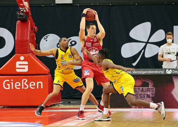 24.04.2021, xovx, Basketball BBL, JobStairs Gießen 46ers - MHP RIESEN Ludwigsburg v.l. Jacob Patrick (MHP Riesen Ludwigsburg), Scottie James Jr. (Gießen 46ers), Jaleen Smith (MHP Riesen Ludwigsburg) Gießen Sporthalle Gießen-Ost Hessen Deutschland (DE)