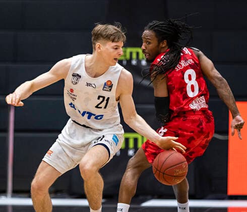 Justus Hollatz (Towers), Robert Lowery (Würzburg) 23.04.21, Hamburg Towers vs. s.Oliver Würzburg, Hamburg-Wilhelmsburg, edel-optics Arena, easyCredit BBL, Basketball Bundesliga, Saison 2020 2021, 30. Spieltag Â