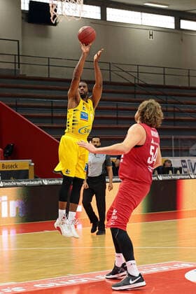 24.04.2021, xovx, Basketball BBL, JobStairs Gießen 46ers - MHP RIESEN Ludwigsburg v.l. Jamel McLean (MHP Riesen Ludwigsburg), John Bryant (Gießen 46ers) Gießen Sporthalle Gießen-Ost Hessen Deutschland (DE)