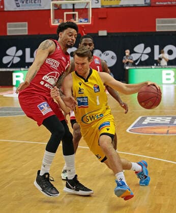 24.04.2021, xovx, Basketball BBL, JobStairs Gießen 46ers - MHP RIESEN Ludwigsburg v.l. Diante Garrett (Gießen 46ers), Jordan Hulls (MHP Riesen Ludwigsburg), Jonathan Stark (Gießen 46ers) Gießen Sporthalle Gießen-Ost Hessen Deutschland (DE)