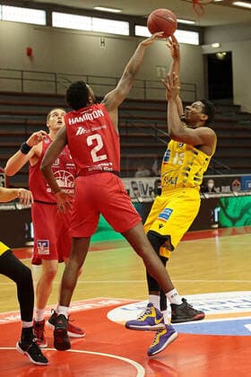 24.04.2021, xovx, Basketball BBL, JobStairs Gießen 46ers - MHP RIESEN Ludwigsburg v.l. Scottie James Jr. (Gießen 46ers), Isaac Hamilton (Gießen 46ers), Yorman Polas Bartolo (MHP Riesen Ludwigsburg) Gießen Sporthalle Gießen-Ost Hessen Deutschland (DE)
