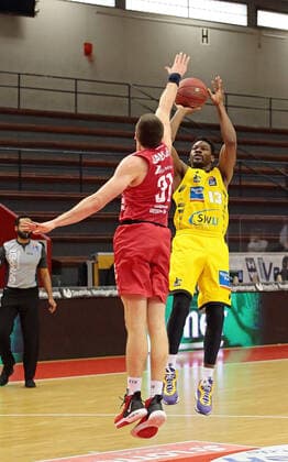 24.04.2021, xovx, Basketball BBL, JobStairs Gießen 46ers - MHP RIESEN Ludwigsburg v.l. Scottie James Jr. (Gießen 46ers), Yorman Polas Bartolo (MHP Riesen Ludwigsburg) Gießen Sporthalle Gießen-Ost Hessen Deutschland (DE)