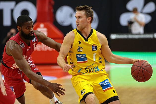 24.04.2021, xovx, Basketball BBL, JobStairs Gießen 46ers - MHP RIESEN Ludwigsburg v.l. Jonathan Stark (Gießen 46ers), Jordan Hulls (MHP Riesen Ludwigsburg) Gießen Sporthalle Gießen-Ost Hessen Deutschland (DE)