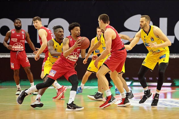 24.04.2021, xovx, Basketball BBL, JobStairs Gießen 46ers - MHP RIESEN Ludwigsburg v.l. Jonathan Stark (Gießen 46ers), Alen Pjanic (Gießen 46ers), Jaleen Smith (MHP Riesen Ludwigsburg), Diante Garrett (Gießen 46ers), Jordan Hulls (MHP Riesen Ludwigsburg), Scottie James Jr. (Gießen 46ers), Jonas Wohlfarth-Bottermann (MHP Riesen Ludwigsburg) Gießen Sporthalle Gießen-Ost Hessen Deutschland (DE)