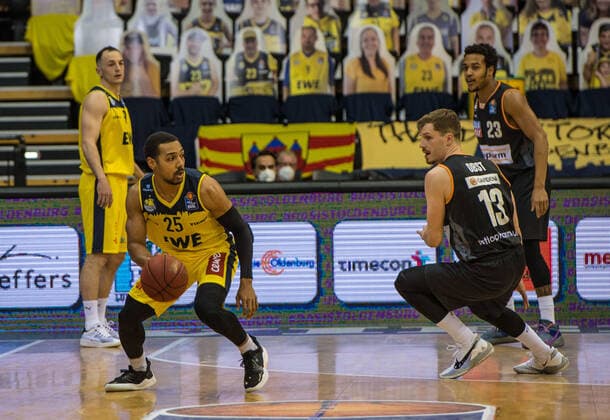 GER, Basketball, EWE Baskets Oldenburg vs ratiopharm Ulm 24.04.2021, EWE Arena, Oldenburg, GER, easy Credit-BBL, EWE Baskets Oldenburg vs ratiopharm Ulm, im Bild Phil PRESSEY (EWE Baskets Oldenburg 25 ) Andreas OBST ( ratiopharm Ulm 13 )