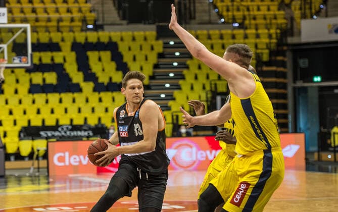 GER, Basketball, EWE Baskets Oldenburg vs ratiopharm Ulm 24.04.2021, EWE Arena, Oldenburg, GER, easy Credit-BBL, EWE Baskets Oldenburg vs ratiopharm Ulm, im Bild Patrick HECKMANN ( ratiopharm Ulm 33 ) Rasid MAHALBASIC (EWE Baskets Oldenburg 24 )