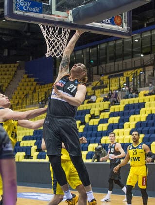 GER, Basketball, EWE Baskets Oldenburg vs ratiopharm Ulm 24.04.2021, EWE Arena, Oldenburg, GER, easy Credit-BBL, EWE Baskets Oldenburg vs ratiopharm Ulm, im Bild Dylan OSETKOWSKI ( ratiopharm Ulm 21 ) Rasid MAHALBASIC (EWE Baskets Oldenburg 24 )