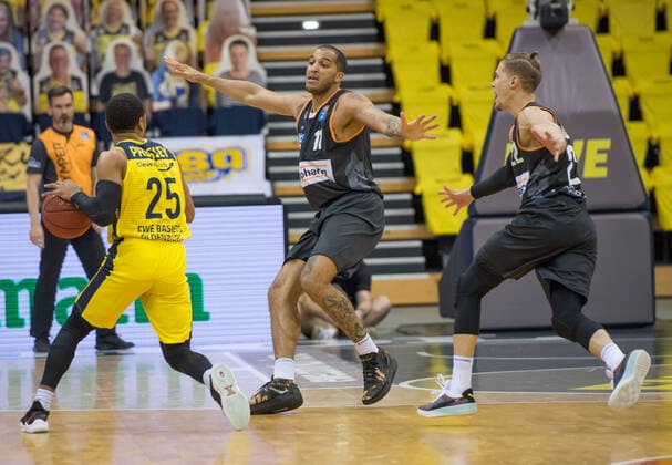 GER, Basketball, EWE Baskets Oldenburg vs ratiopharm Ulm 24.04.2021, EWE Arena, Oldenburg, GER, easy Credit-BBL, EWE Baskets Oldenburg vs ratiopharm Ulm, im Bild Phil PRESSEY (EWE Baskets Oldenburg 25 ) Isaiah WILKINS ( ratiopharm Ulm 11 ) Thomas KLEPEISZ ( ratiopharm Ulm 22 )