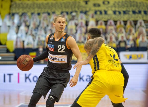 GER, Basketball, EWE Baskets Oldenburg vs ratiopharm Ulm 24.04.2021, EWE Arena, Oldenburg, GER, easy Credit-BBL, EWE Baskets Oldenburg vs ratiopharm Ulm, im Bild Thomas KLEPEISZ ( ratiopharm Ulm 22 ) Martin BREUNING (EWE Baskets Oldenburg 12 )