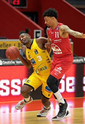24.04.2021, xovx, Basketball BBL, JobStairs Gießen 46ers - MHP RIESEN Ludwigsburg v.l. Jaleen Smith (MHP Riesen Ludwigsburg), Diante Garrett (Gießen 46ers) Gießen Sporthalle Gießen-Ost Hessen Deutschland (DE)