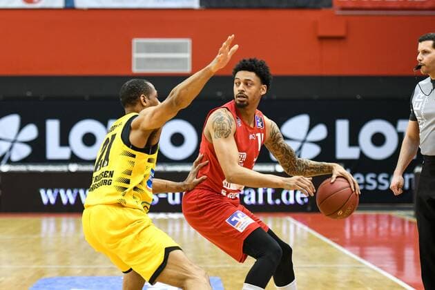 Tremmell Darden, Diante Garrett 30. Spieltag, Basketball Bundesliga, Basketball Saison 2020 2021, Deutschland, easyCredit BBL, Germany, Giessen 46ers, giessen rot, Herren, Jobstairs GIESSEN 46ers - MHP Riesen Ludwigsburg, Männer, Ludwigsburg in gelb