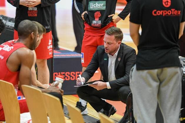 Rolf Scholz, Coach Giessen 46ers 30. Spieltag, Basketball Bundesliga, Basketball Saison 2020 2021, Deutschland, easyCredit BBL, Germany, Giessen 46ers, giessen rot, Herren, Jobstairs GIESSEN 46ers - MHP Riesen Ludwigsburg, Männer, Ludwigsburg in gelb