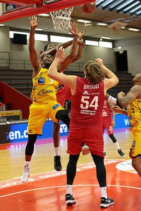 24.04.2021, xovx, Basketball BBL, JobStairs Gießen 46ers - MHP RIESEN Ludwigsburg v.l. Jamel McLean (MHP Riesen Ludwigsburg), Chad Brown (Gießen 46ers), John Bryant (Gießen 46ers), Desi Rodriguez (MHP Riesen Ludwigsburg) Gießen Sporthalle Gießen-Ost Hessen Deutschland (DE)