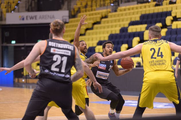 Phil PRESSEY (25 EWE Baskets Oldenburg), Troy CAUPAIN (23 ratiopharm ulm) ; EWE Baskets Oldenburg vs ratiopharm Ulm, Basketball, easyCredit BBL Bundesliga, 24.04.2021, 30. Spieltag, Saison 2020 2021 ; Copyright: xErikxHillmer EIBNERx EP_ehr EWE Baskets Oldenburg vs ratiopharm Ulm, Basketball, easyCredit BBL Bundesliga, 24.04.2021, 30. Spieltag, Saison 2020 2021 Oldenburg Copyright: xErikxHillmer EIBNERx EP_ehr