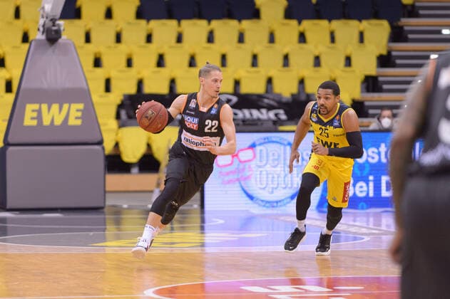 Thomas KLEPEISZ (22 ratiopharm ulm), Phil PRESSEY (25 EWE Baskets Oldenburg) ; EWE Baskets Oldenburg vs ratiopharm Ulm, Basketball, easyCredit BBL Bundesliga, 24.04.2021, 30. Spieltag, Saison 2020 2021 ; Copyright: xErikxHillmer EIBNERx EP_ehr EWE Baskets Oldenburg vs ratiopharm Ulm, Basketball, easyCredit BBL Bundesliga, 24.04.2021, 30. Spieltag, Saison 2020 2021 Oldenburg Copyright: xErikxHillmer EIBNERx EP_ehr