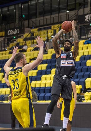 GER, Basketball, EWE Baskets Oldenburg vs ratiopharm Ulm 24.04.2021, EWE Arena, Oldenburg, GER, easy Credit-BBL, EWE Baskets Oldenburg vs ratiopharm Ulm, im Bild Cameron CLARK ( ratiopharm Ulm 3 ) Philipp SCHWETHELM (EWE Baskets Oldenburg 33 )